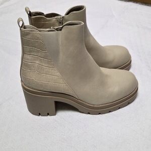 NIB Chelsea Boot Sun + Stone